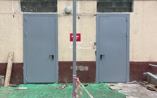 две противопожарные двери для коммерческой организации