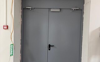 противопожарная двустворчатая дверь с доводчиком