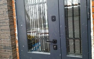 двустворчатая дверь со стеклом